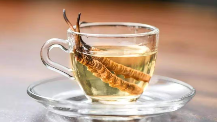 一杯蟲草水，健康新滋味：冬蟲夏草泡水喝的奇妙功效